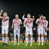 Les joueurs valaisans viennent saluer leur supporters apres leur victoire lors de la rencontre de football de Challenge League entre le FC Sion et le FC Schaffhouse ce vendredi 15 decembre 2023 au stade de Tourbillon a Sion. (KEYSTONE/Gabriel Monnet)